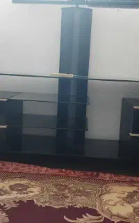 یک عدد میز تلویزیون شیشه ای به فروش میرسد