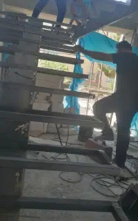 سازه فلزی باکس وسط  کفپله چوبی شیشه سکوریت
