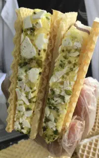 کار در کارگاه بستنی سنتی