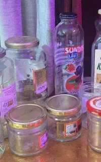 تعدادی ظرف شیشه ای و پلاستیکی