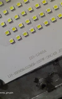 ددوعدد پژکتور سالم ۱۰۰ وات و لامپ تو کار ۳۰ وات