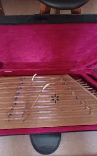 سنتور به همراه میز