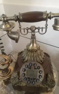 یک عدد تلفن رومیزی سلطنتی