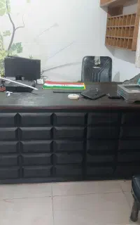 یک میز اداری و ۶عدد صندلی
