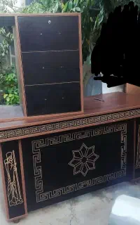 میز مدیریت همراه با کمد کشو دار و یک صندلی