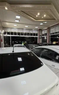 شاگرد دو شیفت در نمایشگاه اتومبیل