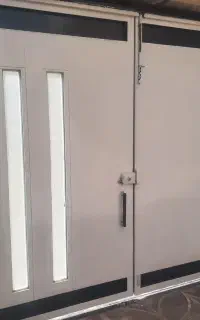درب حیاط خانه در حد نو