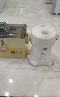 دوعدد آبمیوه گیری