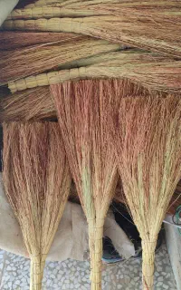جارو محلی قرمز