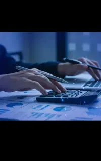 منشی خانم بابت کارهای حساب داری