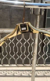 اهدای رخت آویز لباس طلایی