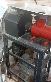 چرخ گوشت شاورما سرخ کن و تعدادی وسایل فست فودی