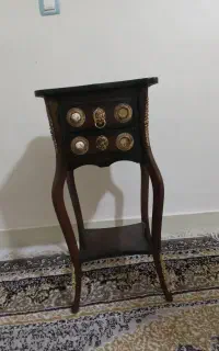 یک عدد میز تلفن