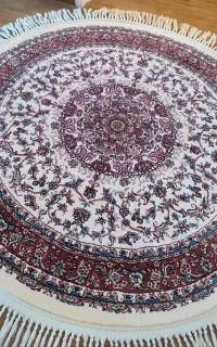 پادری گرد یک در یک