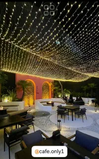 استخدام سالندار و ویتر در کافه ONLY