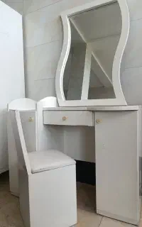 میز ارایشی و کمد