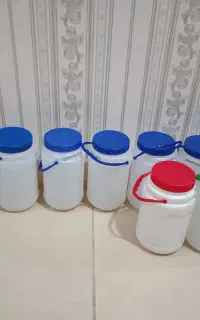 تعدادی دبه ماست خیلی تمیز