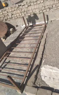 تخت آهنی