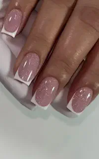 به یک دستیار ناخن نیازمندم