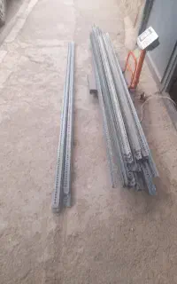 مقداری قفسه فلزی موجود است