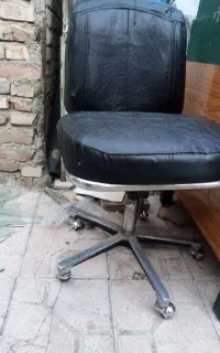 صندل. میز تحریر. ظروف شیشه