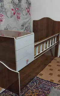 آینه کنسول و تخت کودک