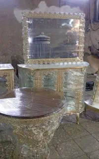 ساعت و آینه ویترین و جاکفشی و میزخاطره وتخت فلز