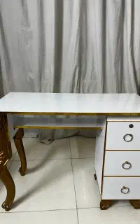 میز ناخن و تحریر و صندلی