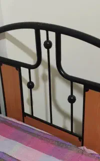 تخت فلزی