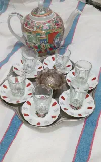 قوری و استکان قدیمی