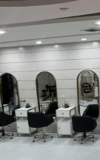 منشی سالن زیبایی