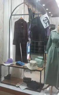 تعدادی دکوری و قفسه و رگال