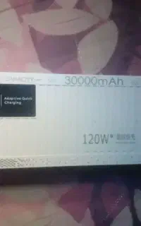 پاور بانک ۳۰۰۰۰خودش چهارتا سیم برایه هرگوشی داره