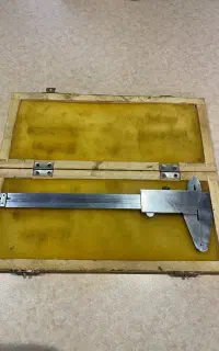 یک‌ابزار کولیس ورنیه مکانیکی (Vernier Caliper)