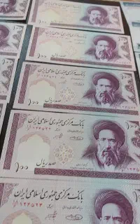 تعدادی اسکناس