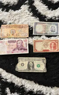 مقداری اسکناس در حد
