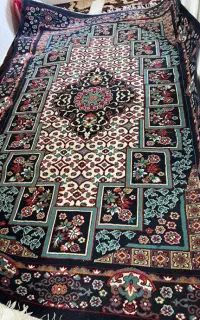فرش ۶ متری زمینه سورمه ای پررنگ