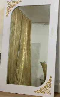 آینه و صندلی