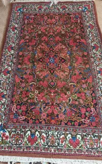 قالی دستباف نقش ترنج گل رز