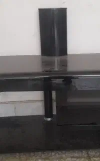 میزتلویزیون شیشه ای