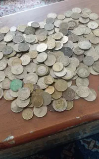 تعداد زیادی سکه شاهی جمهوری و خارجی و سکه قدیمی