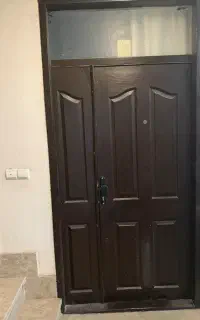 درب ورودی خانه با چهارچوب و دستگیره و قفل