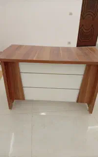 میز تحریر نو کاملاً سالم شیک و خوشرنگ