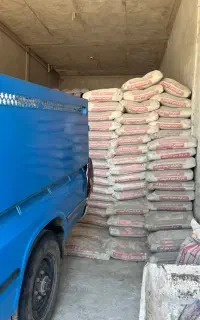 راننده نیسان با نیسان. جهت بارگیری مصالح ساختمانی
