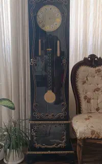 ساعت ایستاده کنار سالنی