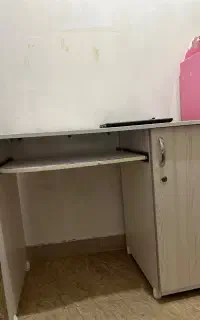 میز تحریر کاملا سالم در حد نو