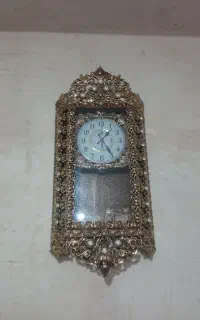 ساعت دیواری تمیز