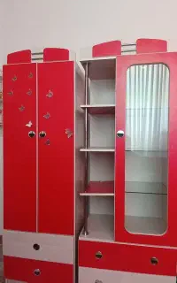 تخت نوزاد وکمد و ویترین