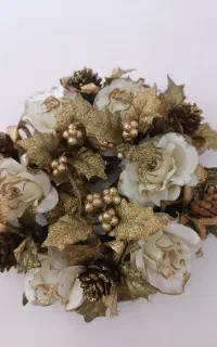 گل های تزیینی پشت درب اتاق