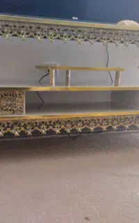 میز تلویزیون و شمعدانی